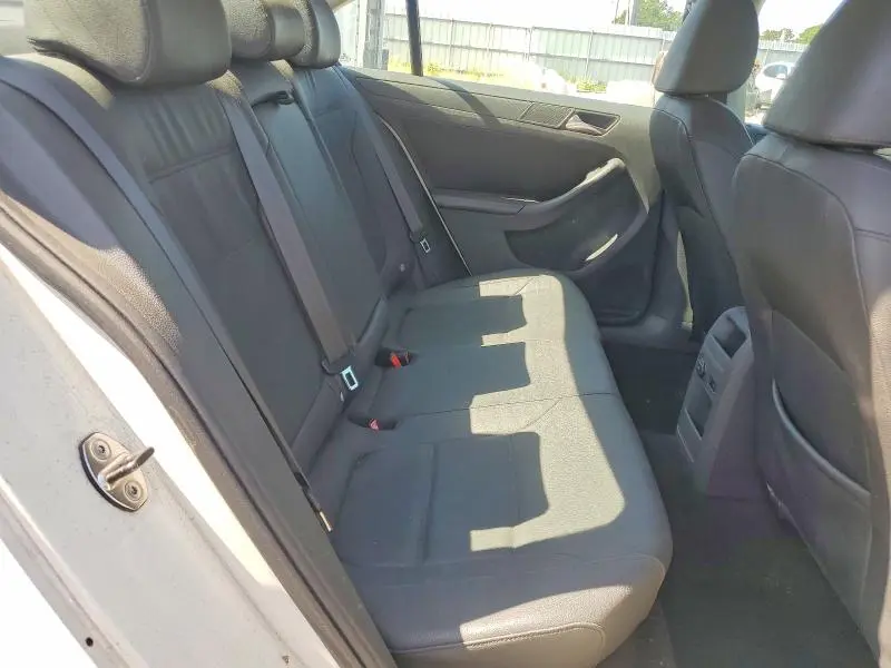 2011 VOLKSWAGEN JETTA SE  