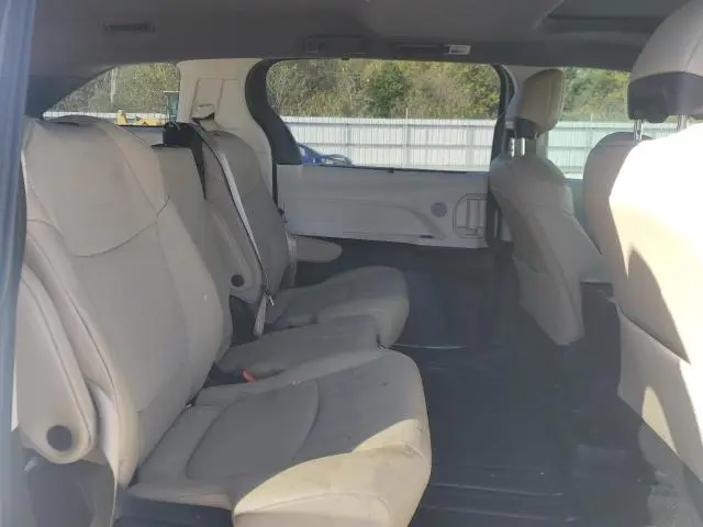 2021 TOYOTA SIENNA XLE  