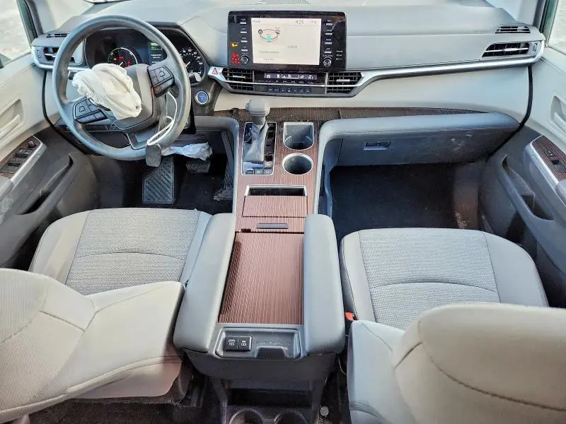 2022 TOYOTA SIENNA LE  