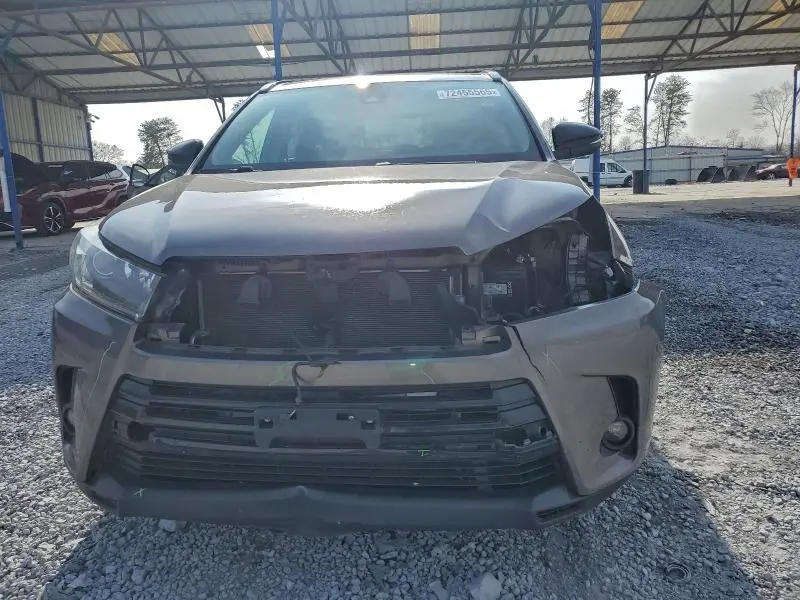 2019 TOYOTA HIGHLANDER SE  