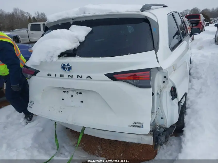 2022 TOYOTA SIENNA XSE