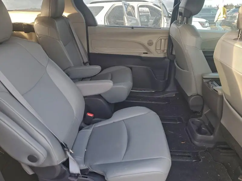 2021 TOYOTA SIENNA XLE  