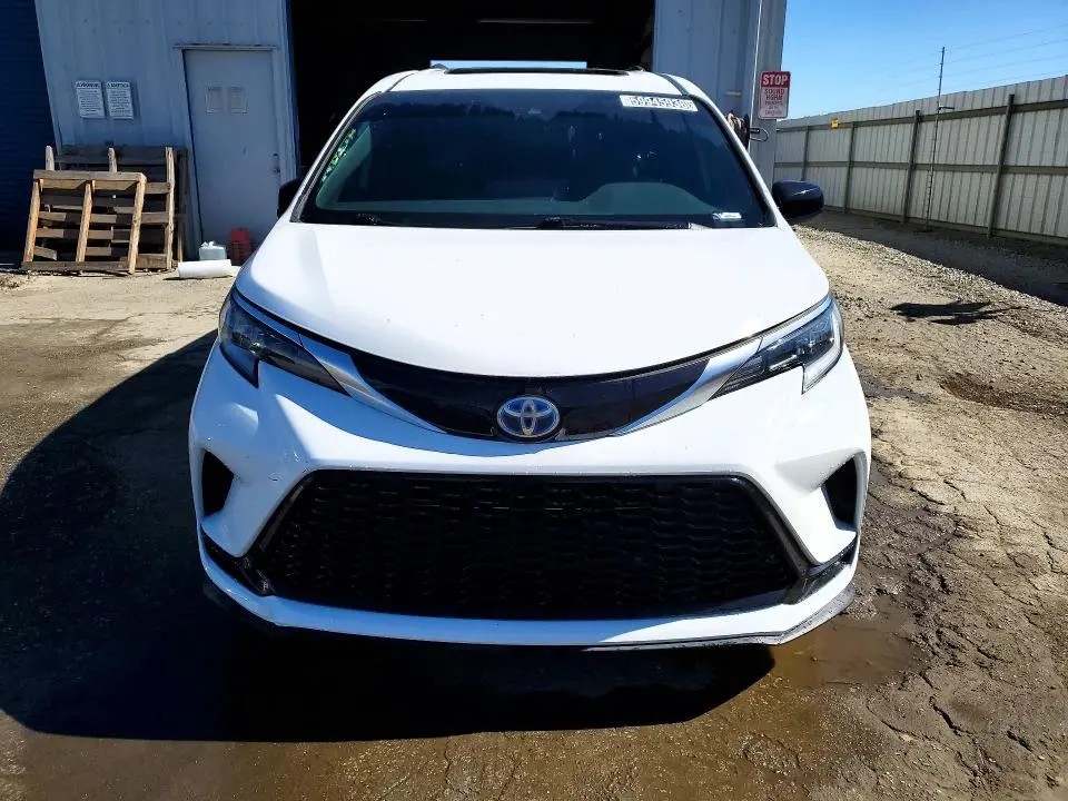 2021 TOYOTA SIENNA XSE  