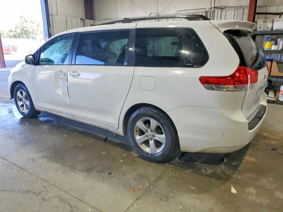 2014 TOYOTA SIENNA LE  