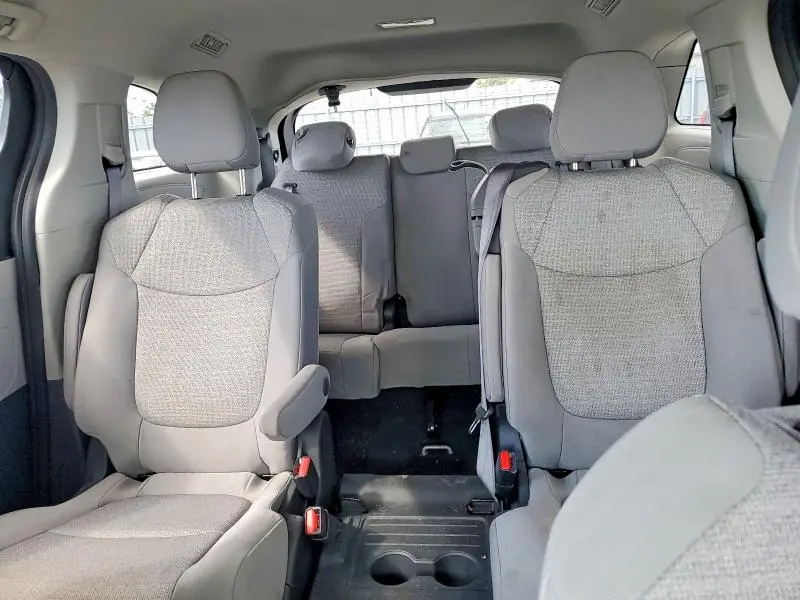 2022 TOYOTA SIENNA LE  
