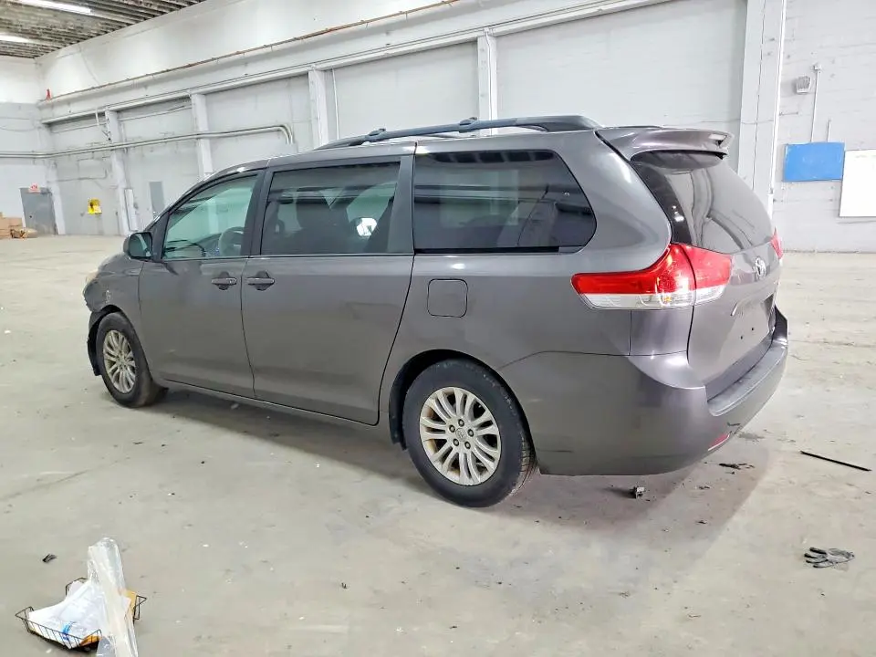 2013 TOYOTA SIENNA XLE 8-PASSENGER  