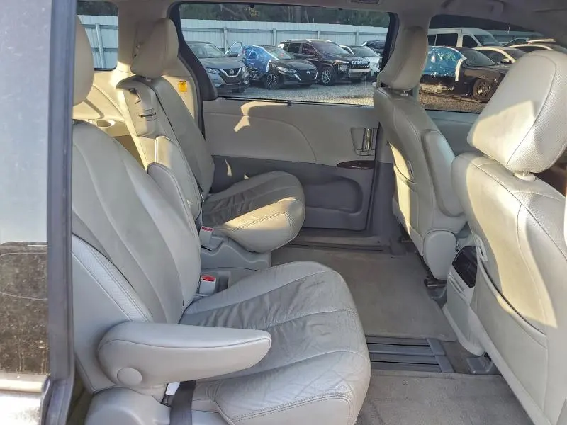 2013 TOYOTA SIENNA XLE  