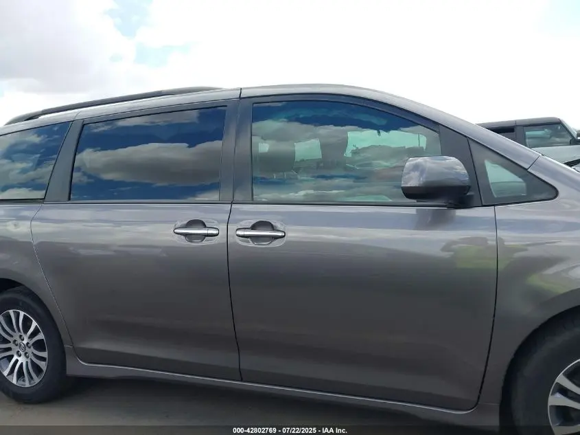 2020 TOYOTA SIENNA XLE PREMIUM