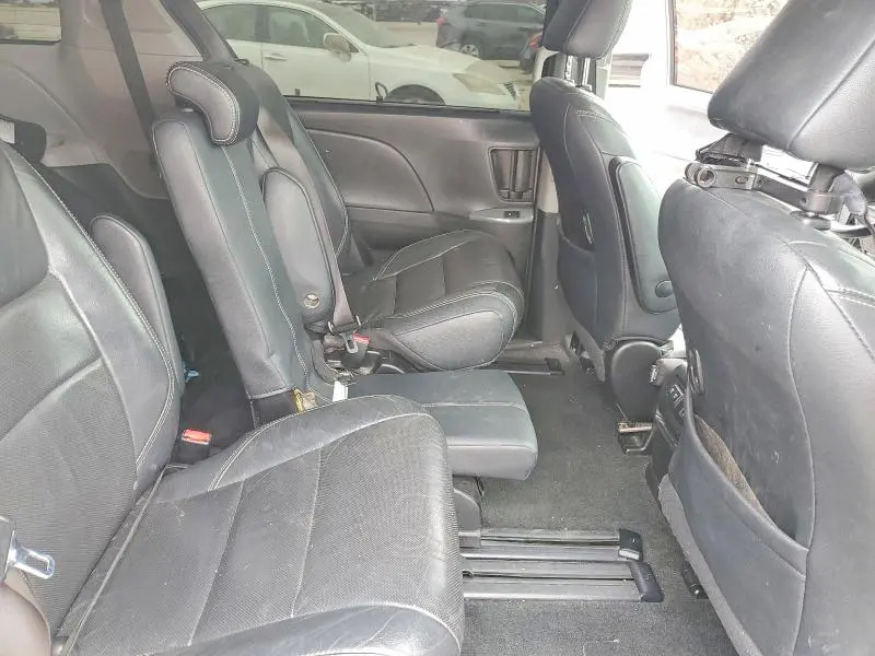 2018 TOYOTA SIENNA SE  