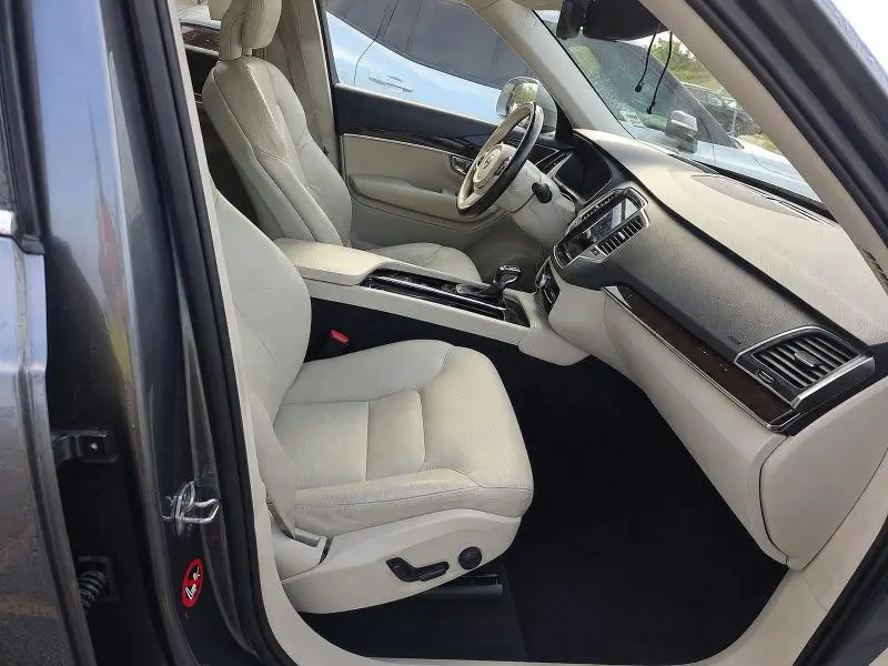 2017 VOLVO XC90 T6  