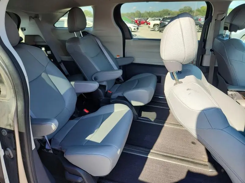 2023 TOYOTA SIENNA XLE  