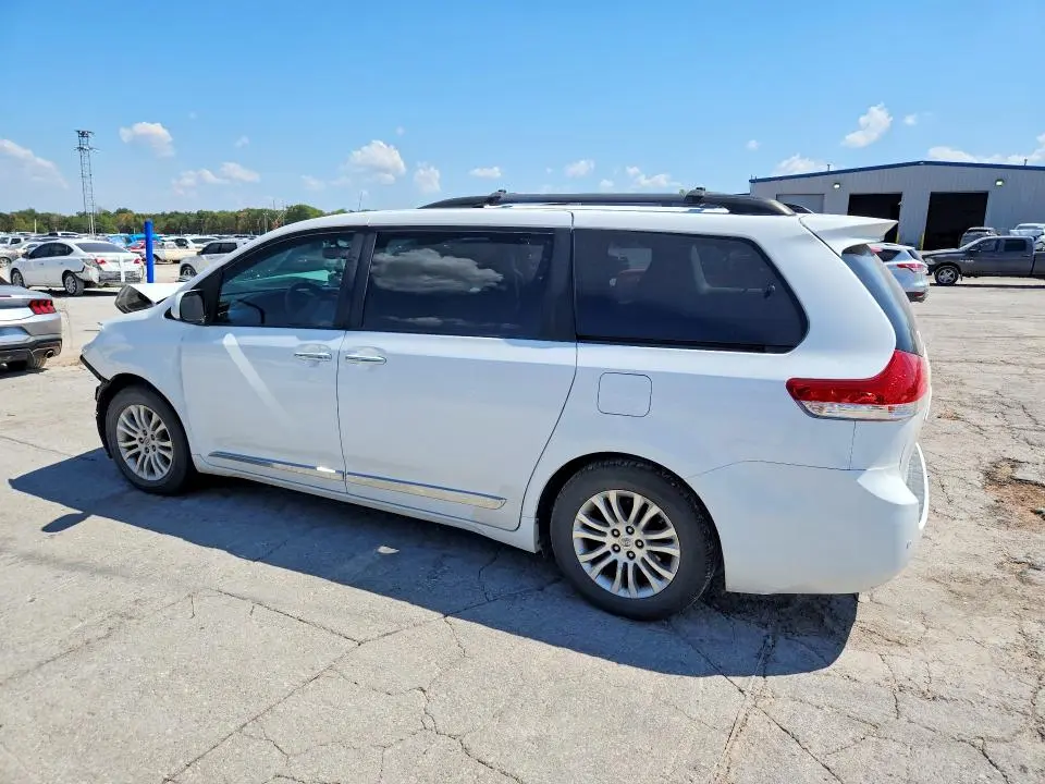 2014 TOYOTA SIENNA XLE 8-PASSENGER  