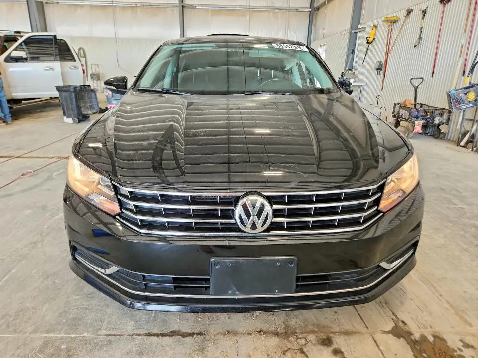 2016 VOLKSWAGEN PASSAT SE  