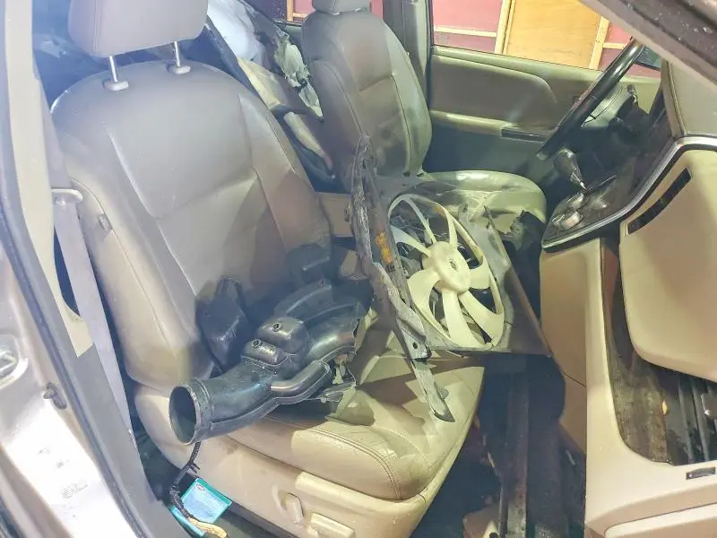 2015 TOYOTA SIENNA XLE 8-PASSENGER  