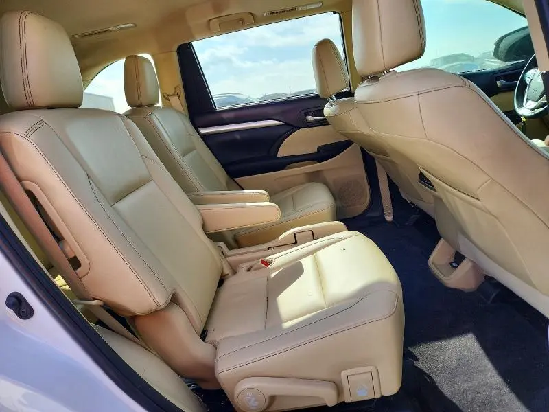 2019 TOYOTA HIGHLANDER SE  