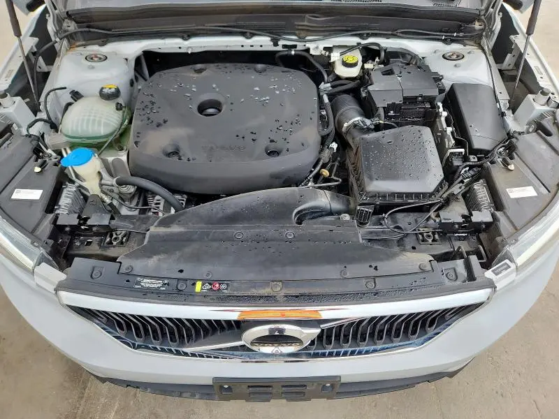 2021 VOLVO XC40 T5 MOMENTUM  