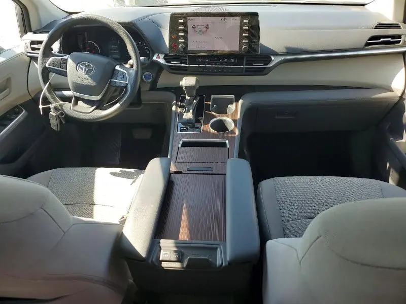2021 TOYOTA SIENNA LE  