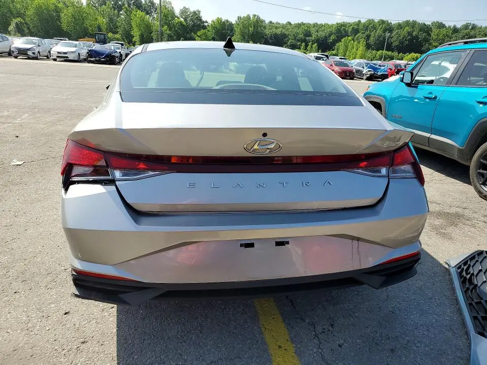 2022 HYUNDAI ELANTRA SE  