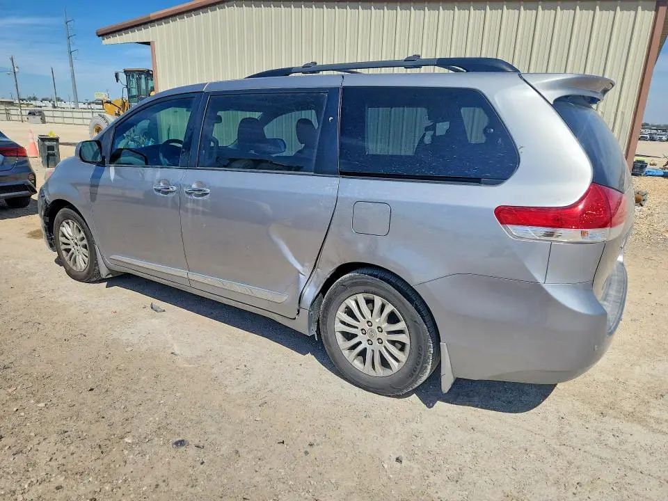 2013 TOYOTA SIENNA XLE 8-PASSENGER  