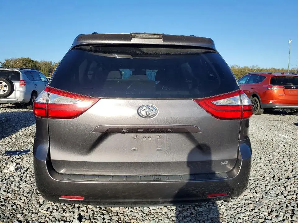2018 TOYOTA SIENNA LE  