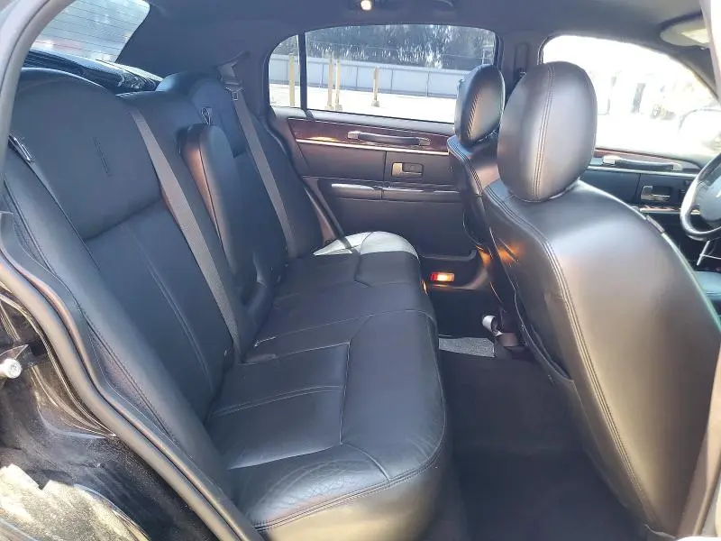 2010 LINCOLN TOWN CAR SIGNATURE LIMITED  