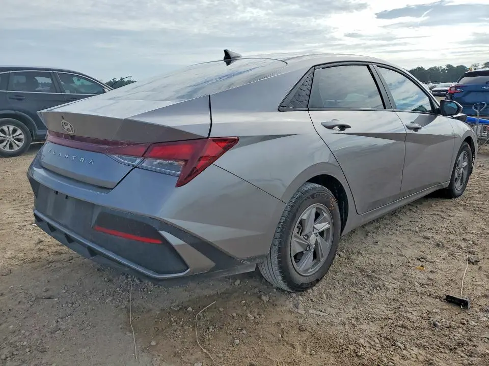 2024 HYUNDAI ELANTRA SE  