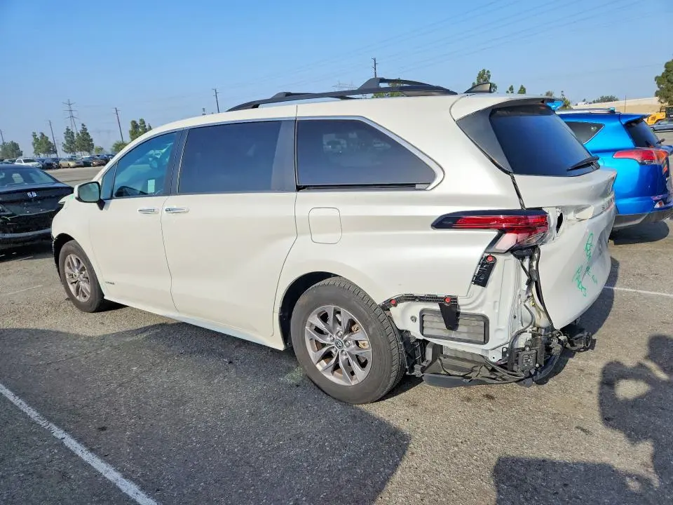 2021 TOYOTA SIENNA XLE  