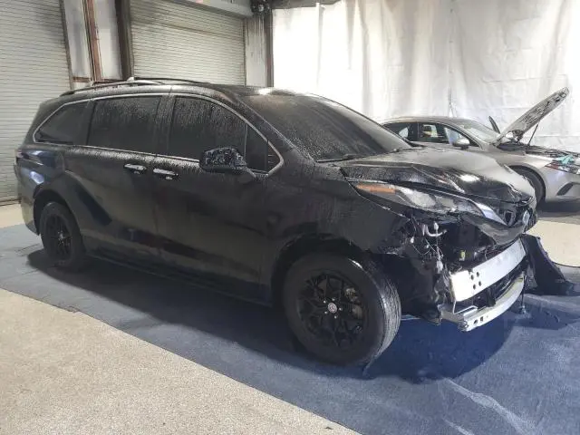 2022 TOYOTA SIENNA XLE