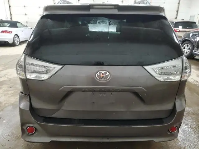 2017 TOYOTA SIENNA SE  