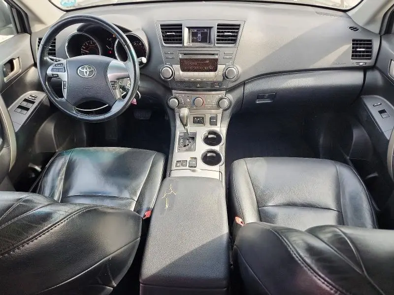 2011 TOYOTA HIGHLANDER SE  
