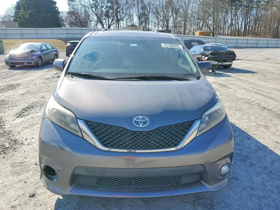 2017 TOYOTA SIENNA SE  