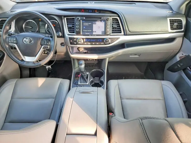 2019 TOYOTA HIGHLANDER SE  