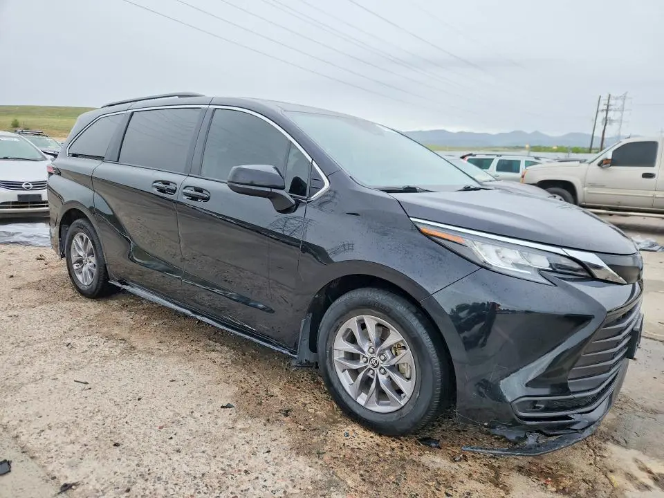 2022 TOYOTA SIENNA LE  