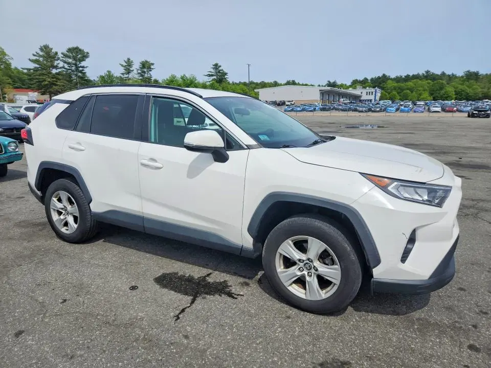 2021 TOYOTA RAV4 XLE  