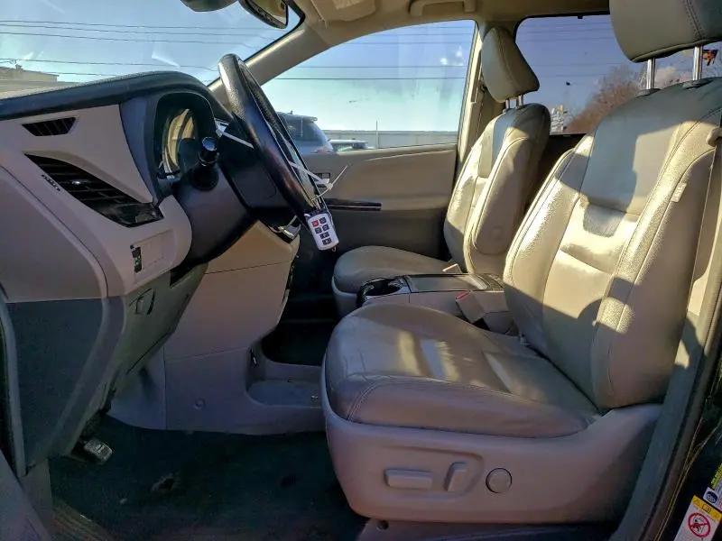 2019 TOYOTA SIENNA XLE  