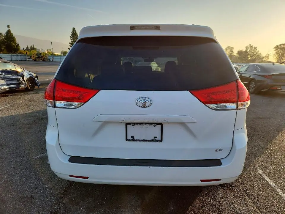 2011 TOYOTA SIENNA LE 8-PASSENGER  