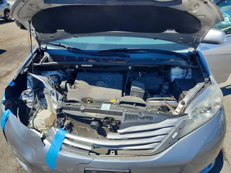 2013 TOYOTA SIENNA LE  