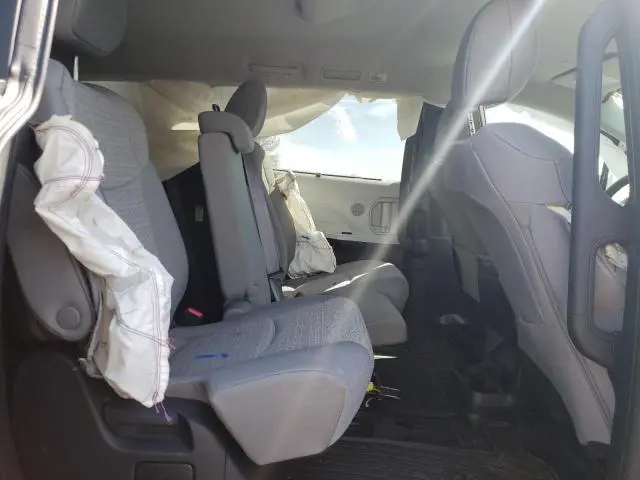 2025 TOYOTA SIENNA LE  