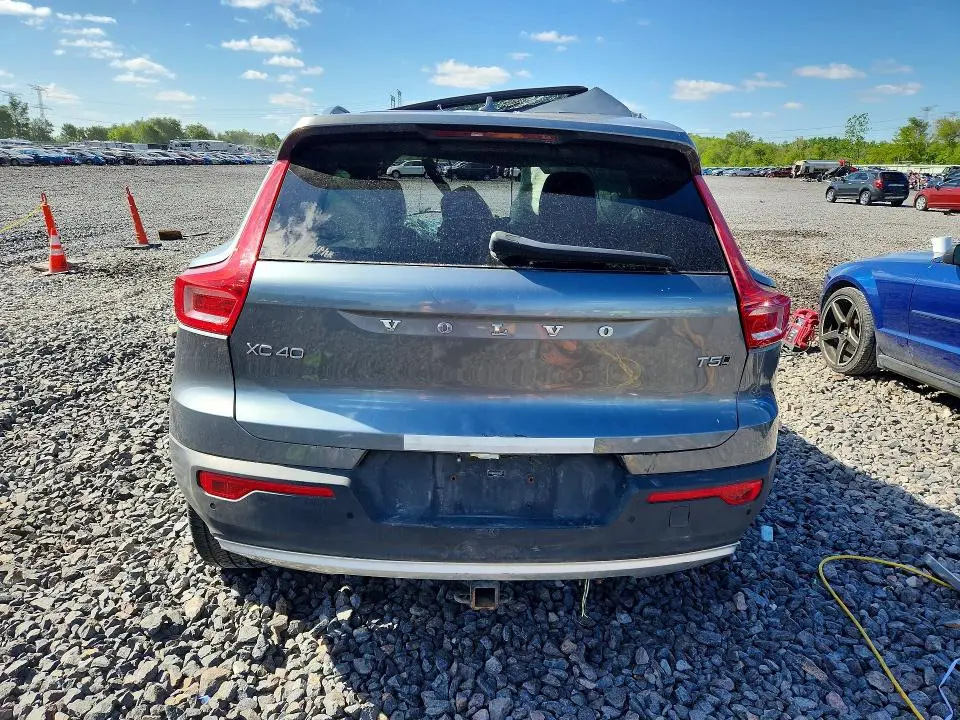 2019 VOLVO XC40 T5 MOMENTUM  