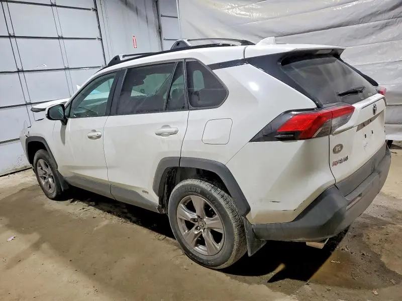 2022 TOYOTA RAV4 XLE  