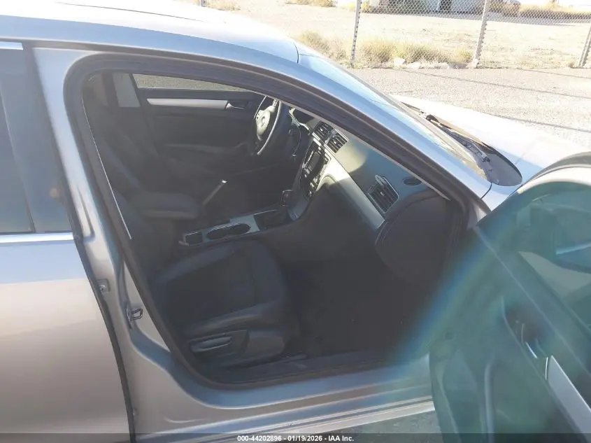 2013 VOLKSWAGEN PASSAT 2.0L TDI SE