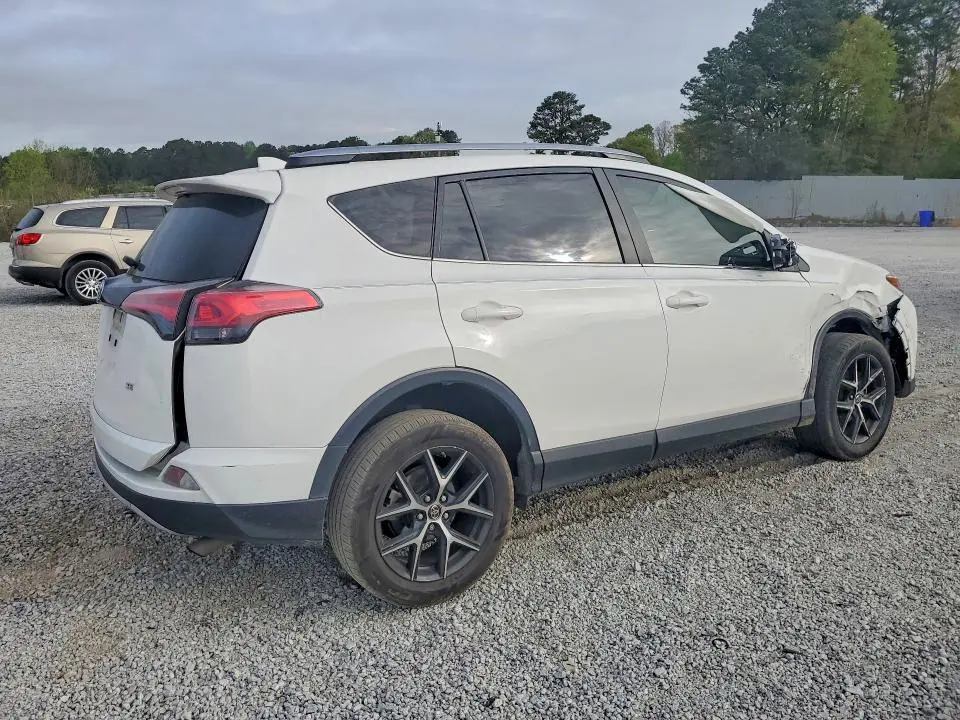 2018 TOYOTA RAV4 SE  