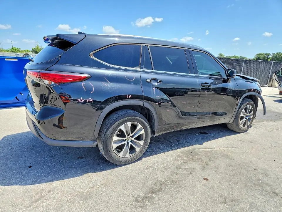 2021 TOYOTA HIGHLANDER XLE  