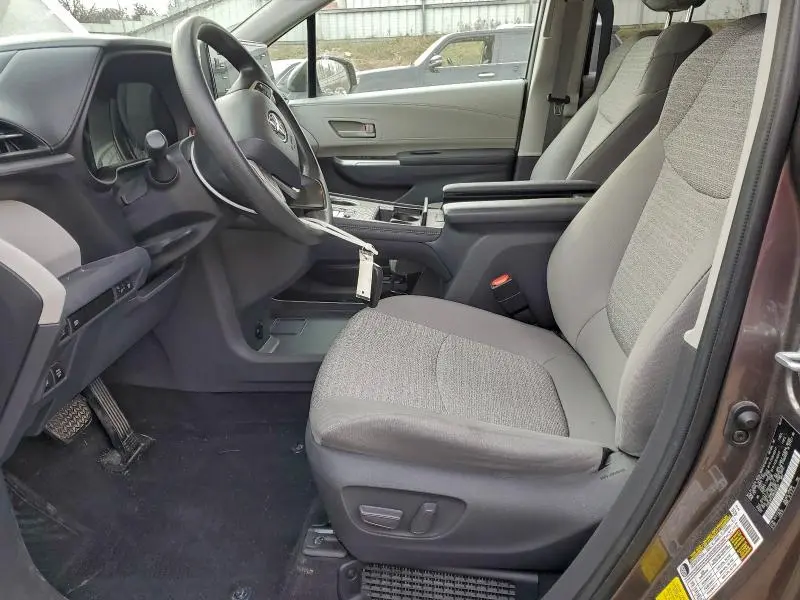 2021 TOYOTA SIENNA LE  