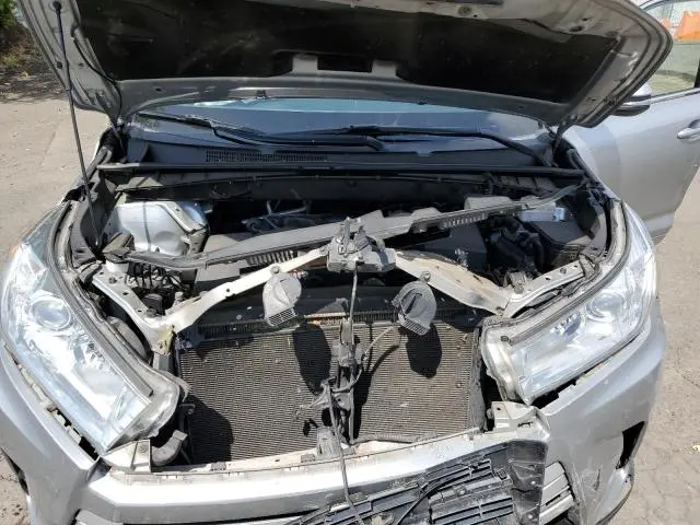 2017 TOYOTA HIGHLANDER SE  