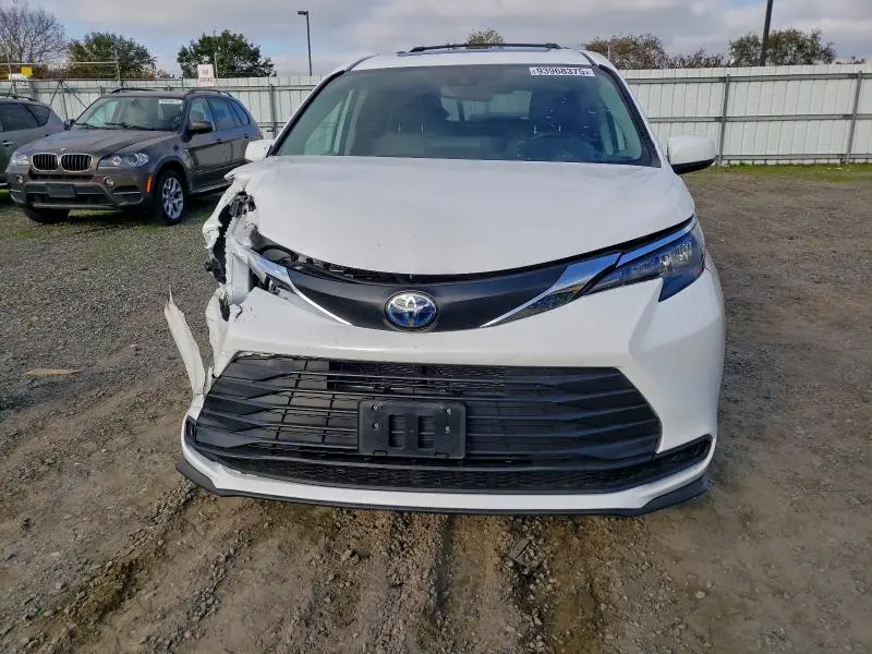 2024 TOYOTA SIENNA LE  