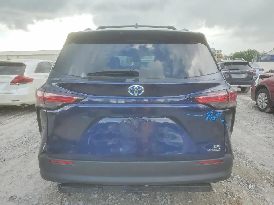 2022 TOYOTA SIENNA LE  