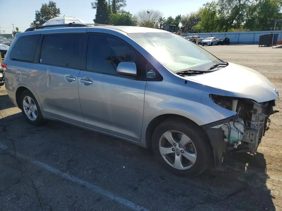 2013 TOYOTA SIENNA LE  