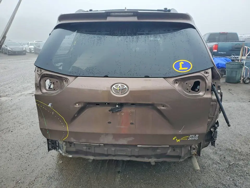 2019 TOYOTA SIENNA XLE  