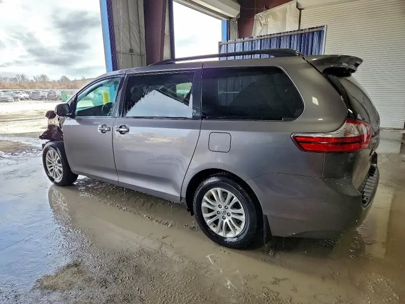 2017 TOYOTA SIENNA XLE  